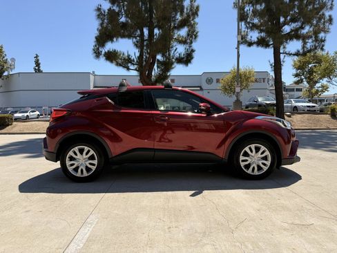 Used 2019 Toyota C-HR LE FWD image 4