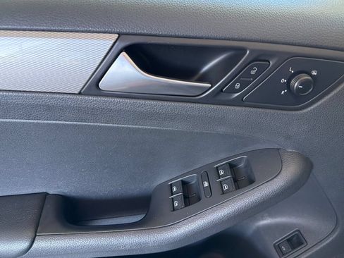 Used 2017 Volkswagen Jetta SE FWD image 10