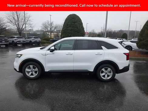 Used 2023 Kia Sorento LX image 2