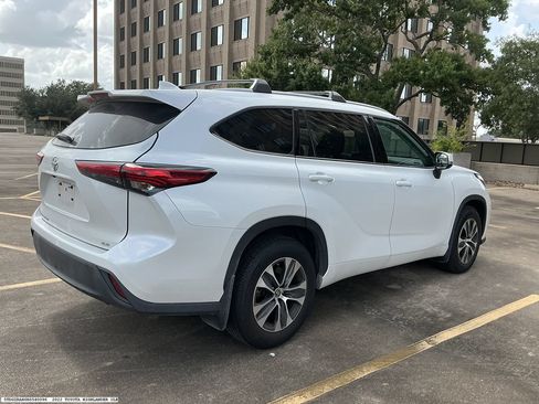 Used 2022 Toyota Highlander XLE FWD image 6