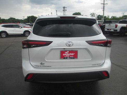 Used 2024 Toyota Highlander XLE AWD/4WD image 8
