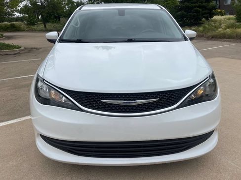 Used 2020 Chrysler Voyager LX w/ Cold Weather Group FWD image 3