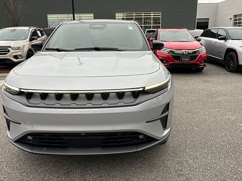 Used 2025 Jeep Wagoneer S Limited w/ Comfort Package image 3