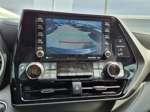 Used 2022 Toyota Highlander XLE FWD image 28