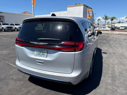 Used 2024 Chrysler Pacifica Touring-L FWD image 14