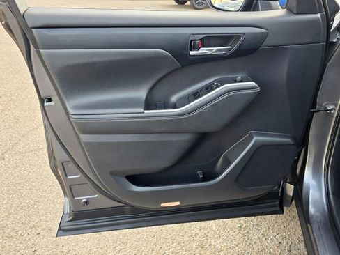 Used 2022 Toyota Highlander XLE image 21