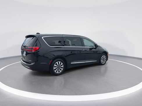 Used 2023 Chrysler Pacifica Limited FWD image 8