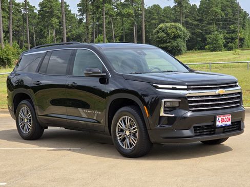 Used 2025 Chevrolet Traverse LT FWD image 3