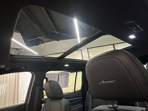 Used 2025 Buick Enclave Avenir image 42