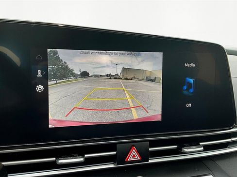 Used 2025 Hyundai Elantra SEL image 21