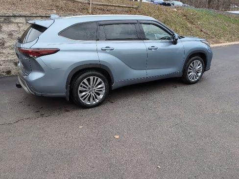 Used 2024 Toyota Highlander Platinum image 3