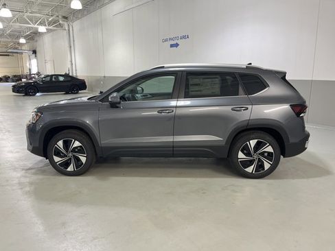 New 2026 Volkswagen Taos SE image 5