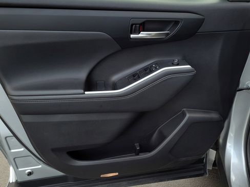 Certified 2022 Toyota Highlander XLE image 8