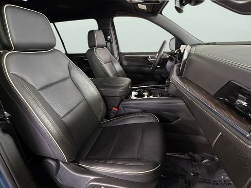 Used 2025 Chevrolet Suburban Premier image 35