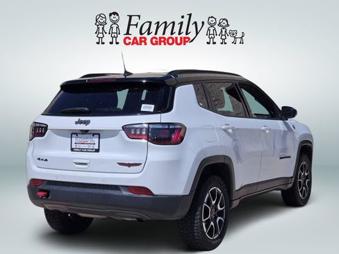 Used 2025 Jeep Compass Trailhawk AWD/4WD image 4