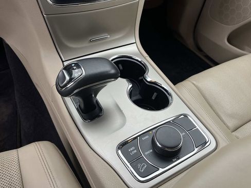 Used 2015 Jeep Grand Cherokee Limited w/ Luxury Group II image 32