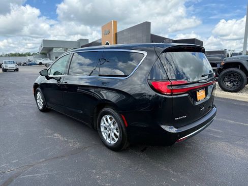 Certified 2023 Chrysler Pacifica Touring-L FWD image 6