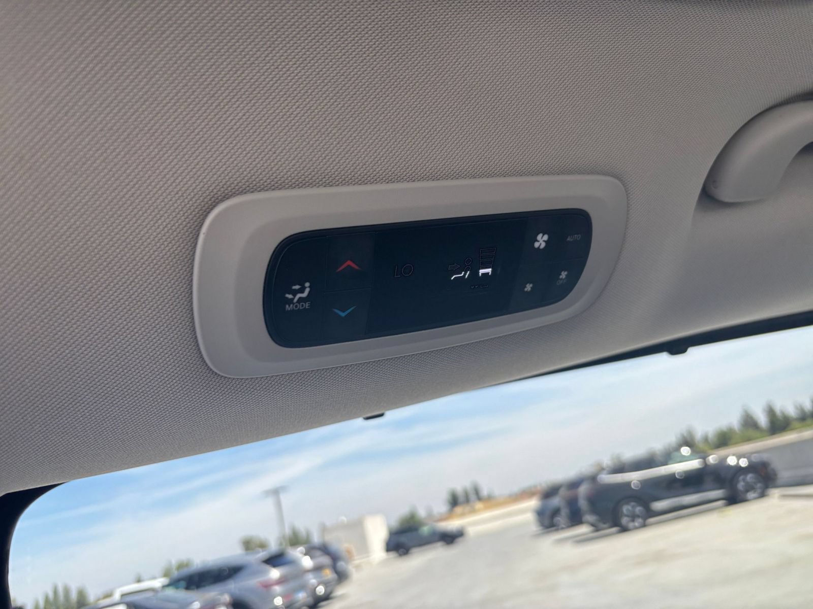 Used 2024 Chrysler Pacifica Touring-L FWD image 22