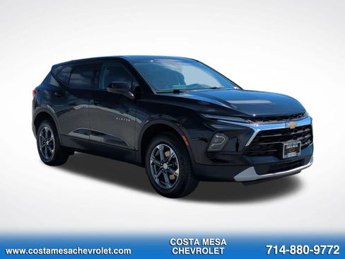Used 2025 Chevrolet Blazer LT FWD image 3