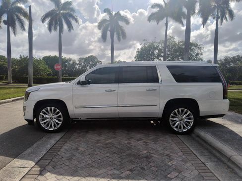 Used 2018 Cadillac Escalade ESV Premium Luxury AWD/4WD image 18