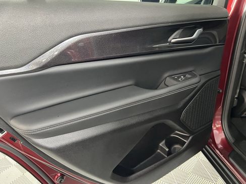 Used 2023 Jeep Grand Cherokee L Laredo image 29