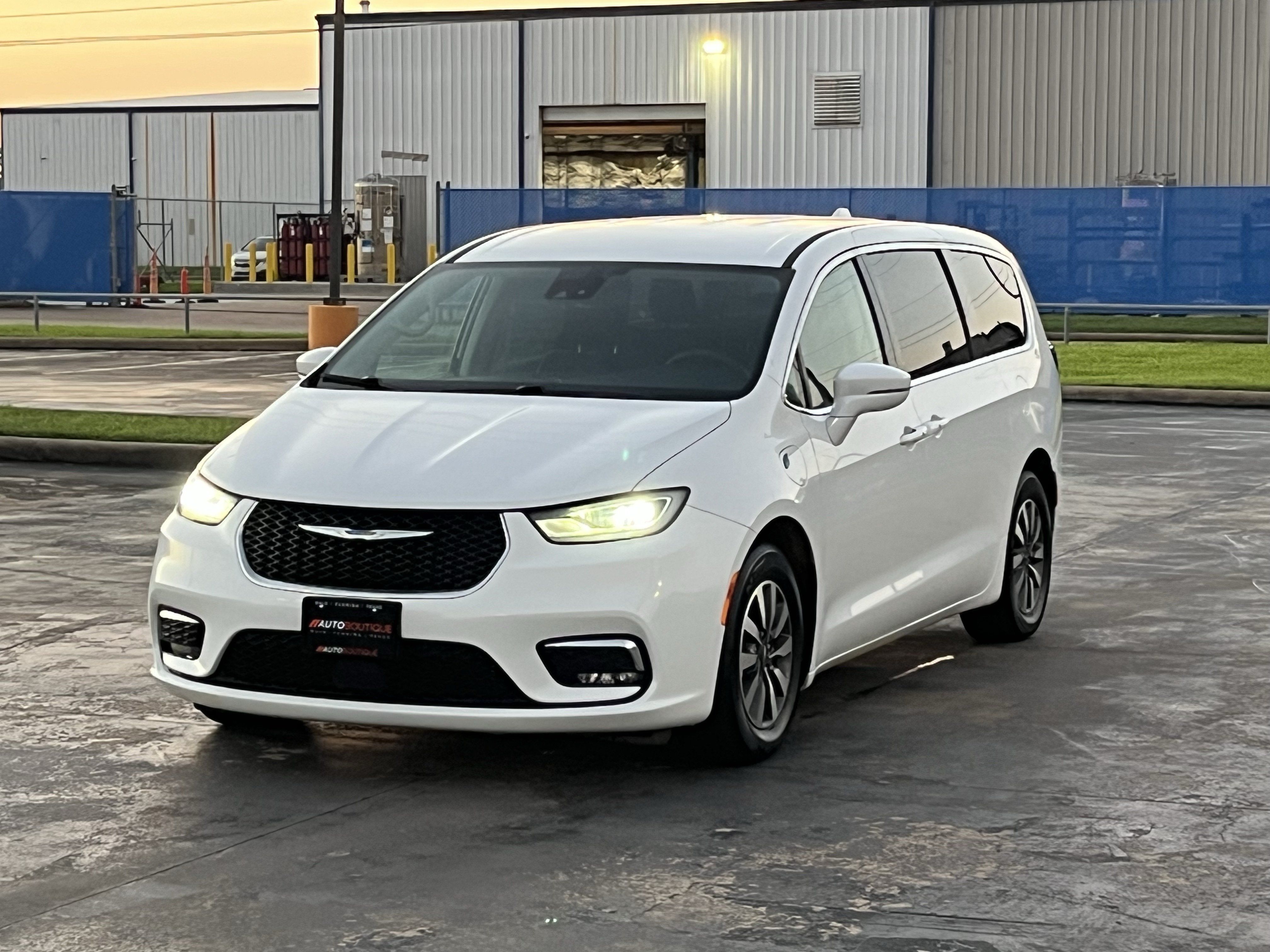 Used 2022 Chrysler Pacifica Touring-L FWD image 3