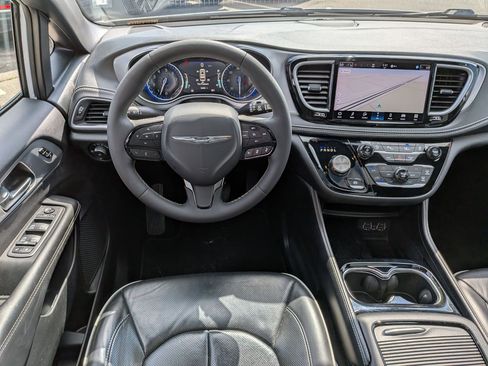 Used 2025 Chrysler Pacifica Limited FWD image 30