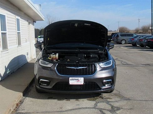 Used 2022 Chrysler Pacifica Touring-L image 6