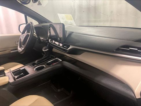 Used 2022 Toyota Sienna XLE w/ XLE Plus Package image 14