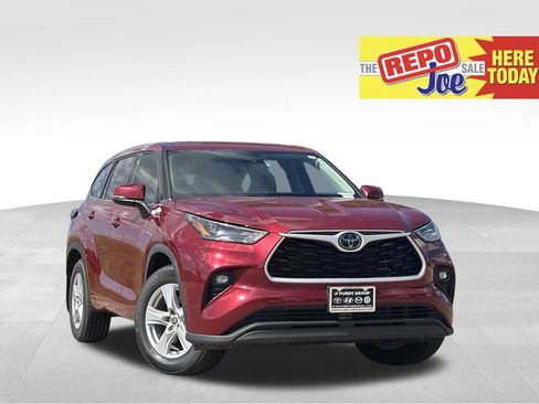 Used 2022 Toyota Highlander LE AWD/4WD image 1