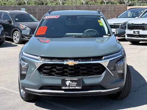 Used 2025 Chevrolet Trax LT FWD image 3