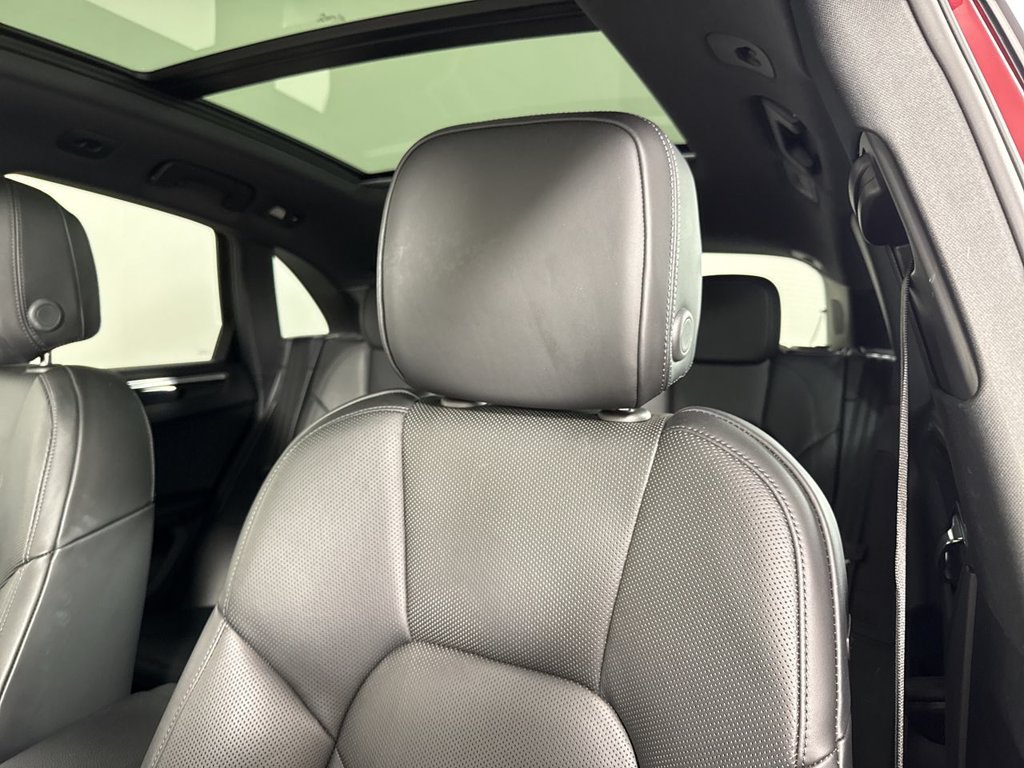 Certified 2025 Porsche Macan AWD/4WD image 41