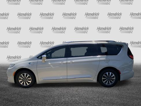 Used 2021 Chrysler Pacifica Limited w/ Uconnect Theater Family Group FWD image 7