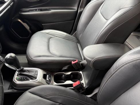 Used 2019 Jeep Renegade Limited AWD/4WD image 28