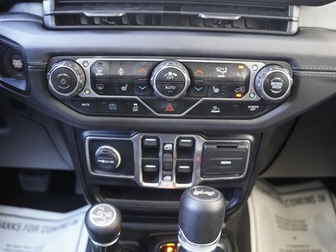 Used 2024 Jeep Wrangler Unlimited Sahara AWD/4WD image 31