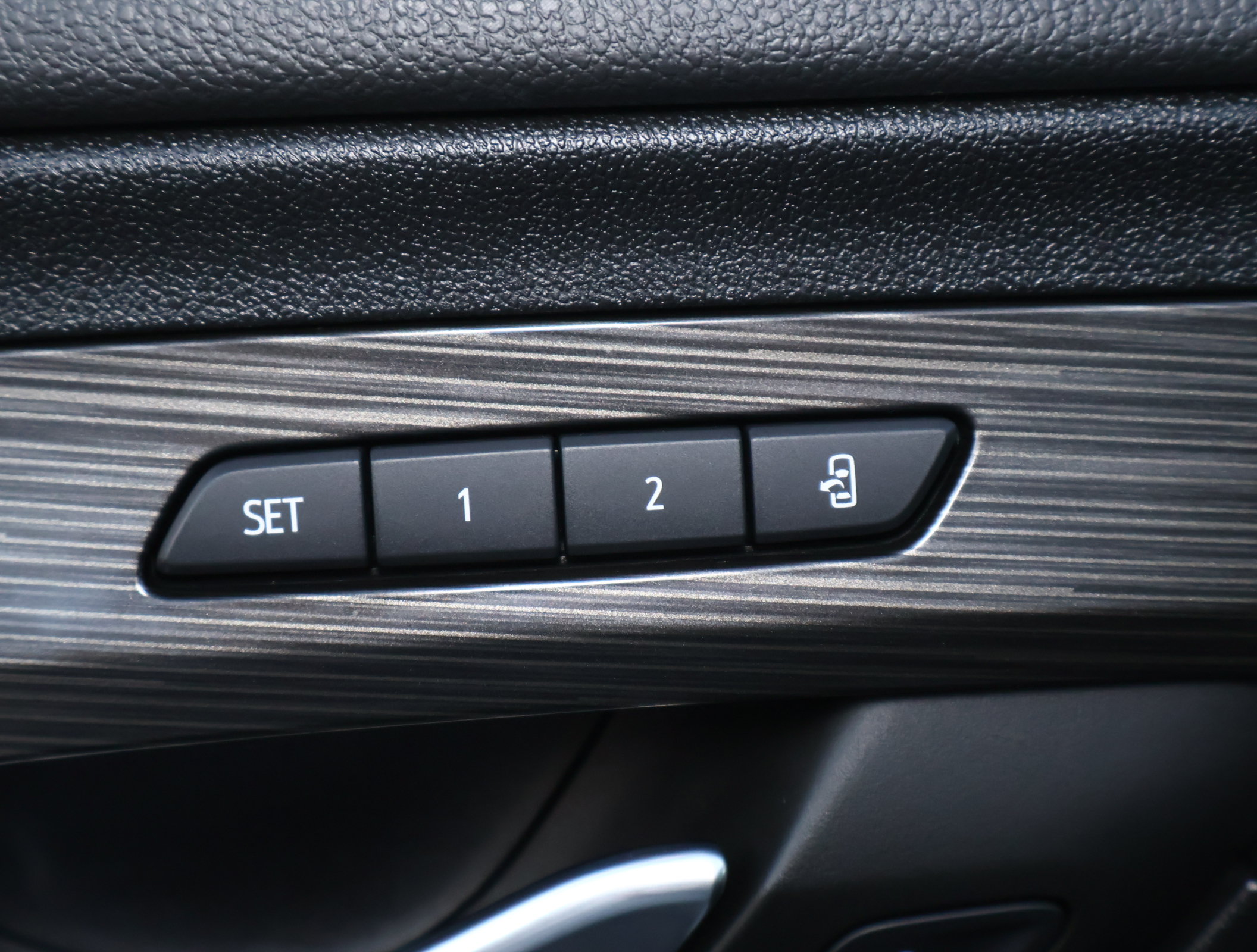 Used 2022 GMC Terrain SLT w/ Infotainment Package II FWD image 9
