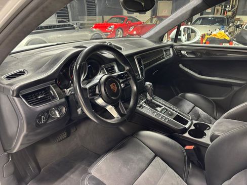 Used 2018 Porsche Macan Turbo image 23