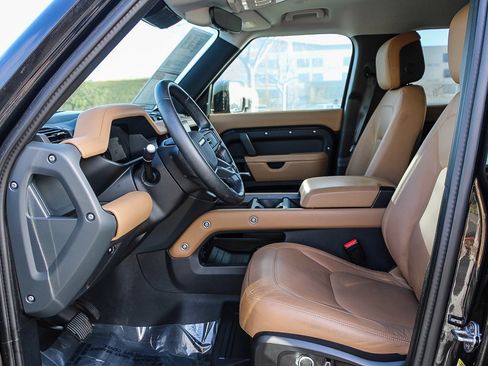 Used 2025 Land Rover Defender 130 X-Dynamic SE image 17