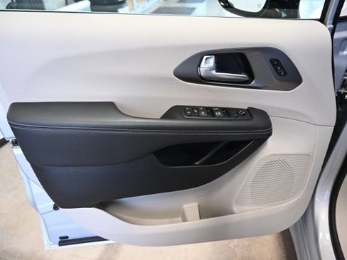 Used 2024 Chrysler Pacifica Touring-L FWD image 28