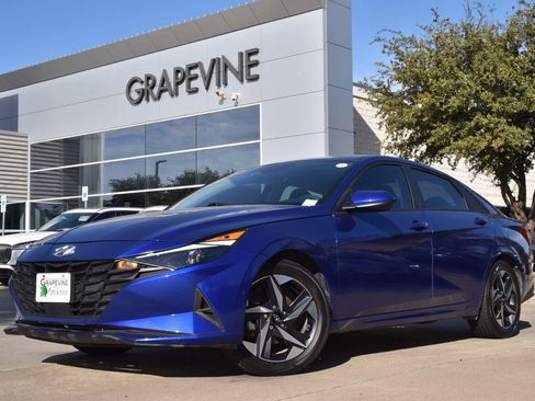 Used 2023 Hyundai Elantra SEL w/ Convenience Package image 2