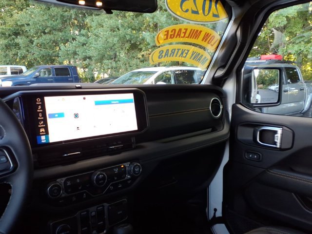 Certified 2025 Jeep Gladiator Sport w/ Premium Package AWD/4WD image 21