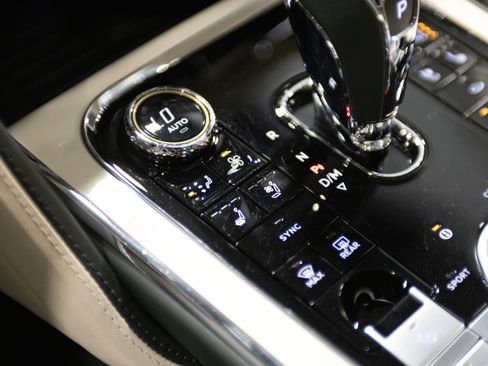 Used 2023 Bentley Flying Spur Plug-In Hybrid AWD/4WD image 24