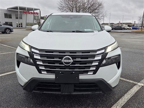 Used 2024 Nissan Rogue SV image 2