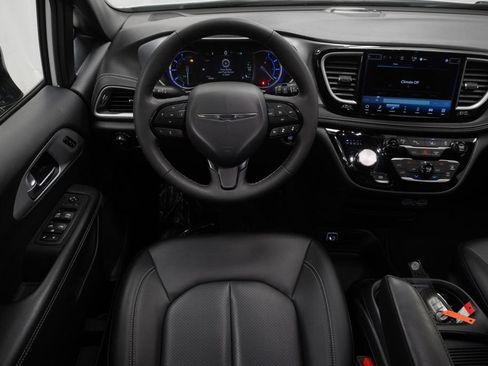 Certified 2024 Chrysler Pacifica Limited FWD image 22