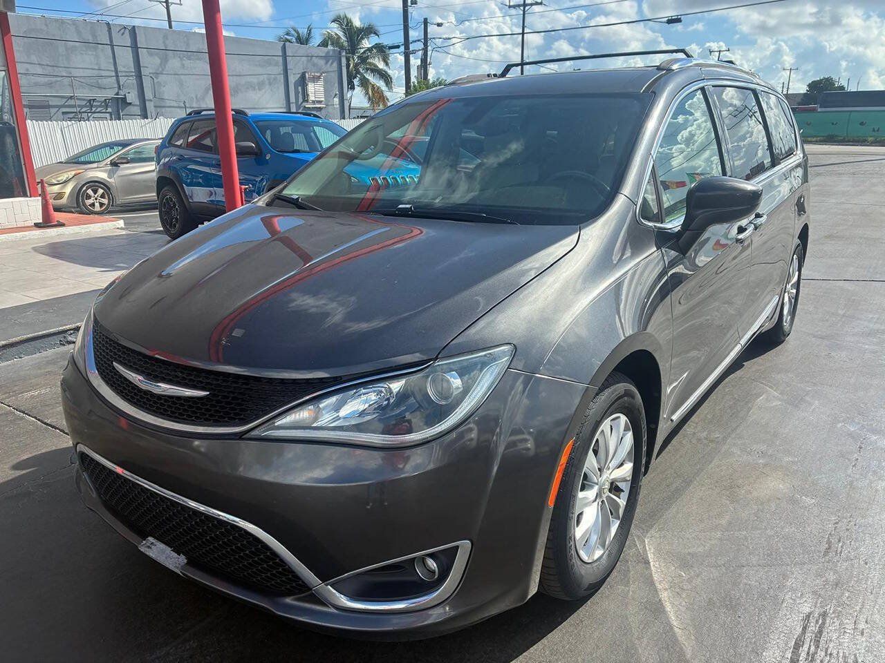 Used 2018 Chrysler Pacifica Touring-L FWD image 4