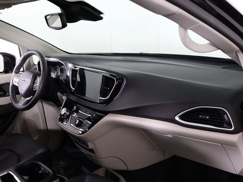Used 2024 Chrysler Pacifica Touring-L FWD image 27