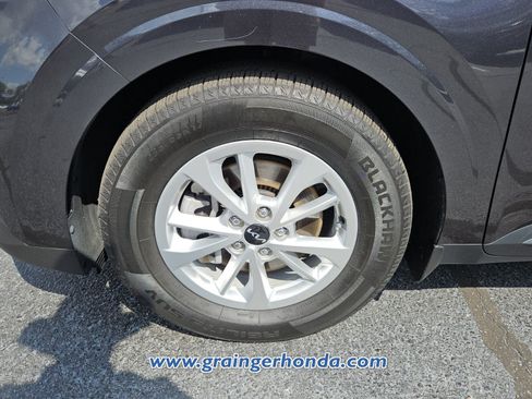 Used 2023 Kia Carnival LX FWD image 9