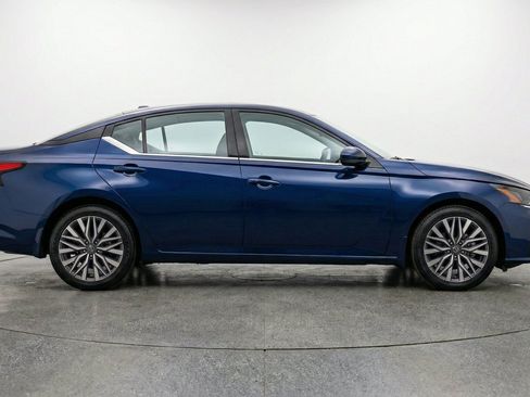 Used 2025 Nissan Altima 2.5 SV FWD image 11