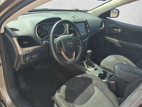 Used 2017 Jeep Cherokee Latitude FWD image 10