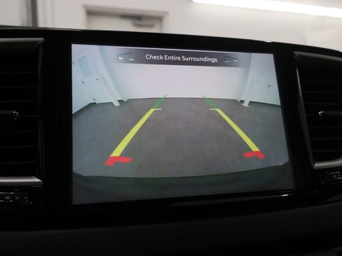 Used 2024 Chrysler Pacifica Touring-L FWD image 17